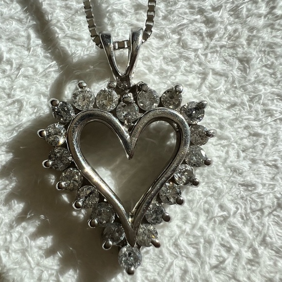 White Gold & Diamond Heart shaped Pendant and Chain - Picture 2 of 8